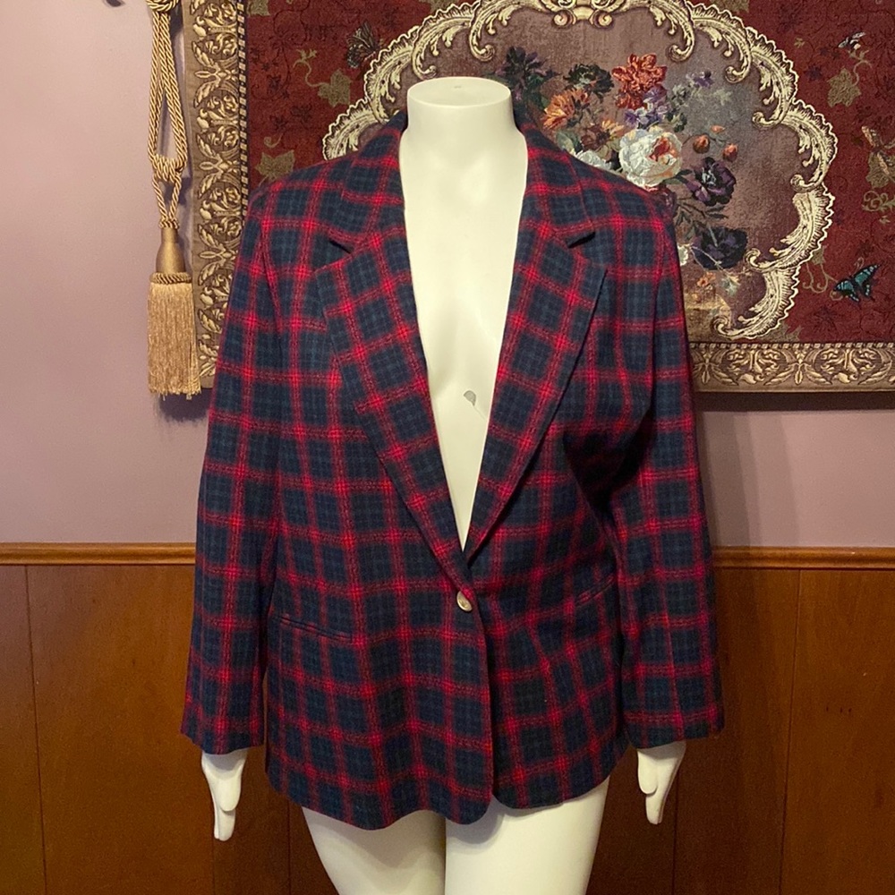 Blazer jacket with built-in shoulder pads, made with one button